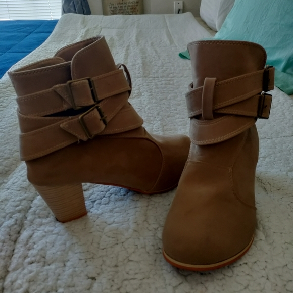 Cute strappy tan booties - Picture 3 of 10